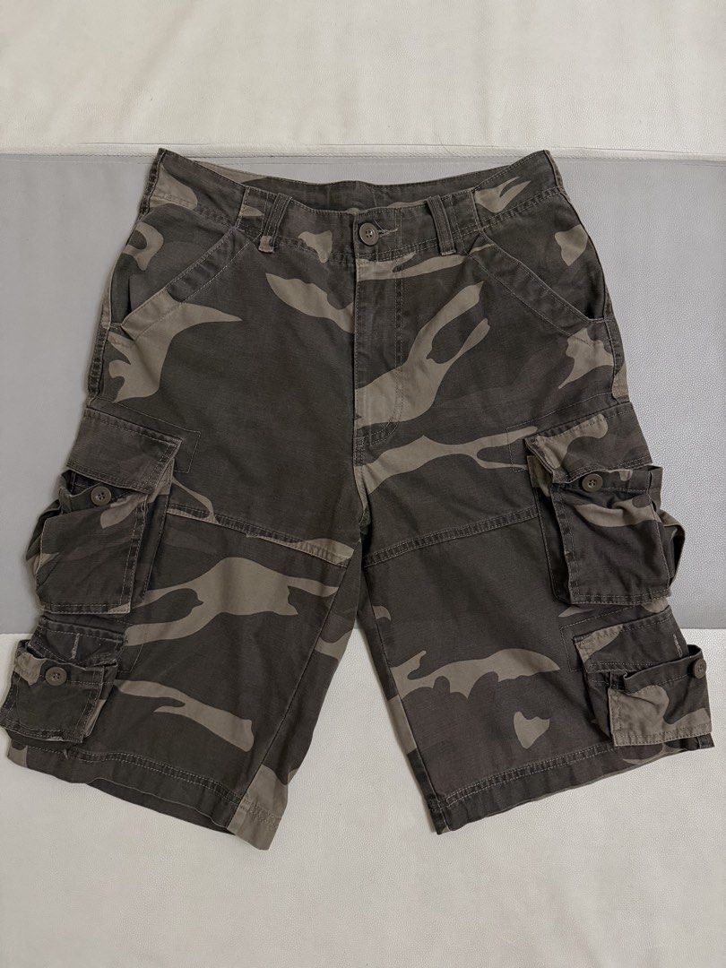 Camouflage Cargo Shorts for Men’s (Category: Shorts) located in Quezon City. Submitted by vaniefiel (Listing ID 1465581179, Image 1). Description: - Camouflage Cargo Shorts - Brand: BPC Workshop - Size: Medium fits 30 waistband - Material: 100% cotton - Features: Heavy-duty utility style with multiple button-flap side pockets - Ideal for: Street wear and outdoor activities Location: QC, Batasan Hills MOP: Gcash Policy: No COD Payment first before