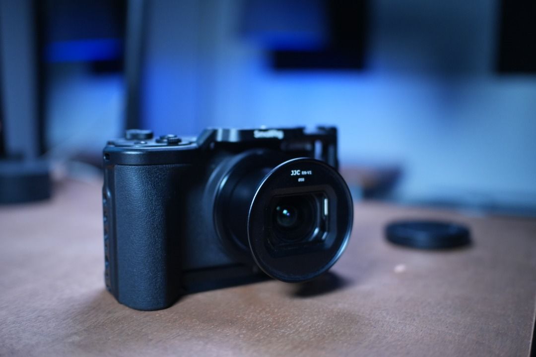 Canon PowerShot V1 with SmallRig Cage and JJC Filter Adapter (Category: Cameras) located in Caloocan City. Submitted by yuranet (Listing ID 1465602977, Image 3). Description: - Canon PowerShot V1 camera, fully kitted out for vlogging and street shooting - Fitted SmallRig metal cage in clean condition with minimal wear - JJC 58mm filter adapter securely mounted to the lens - All-in-one setup perfect for content creators.