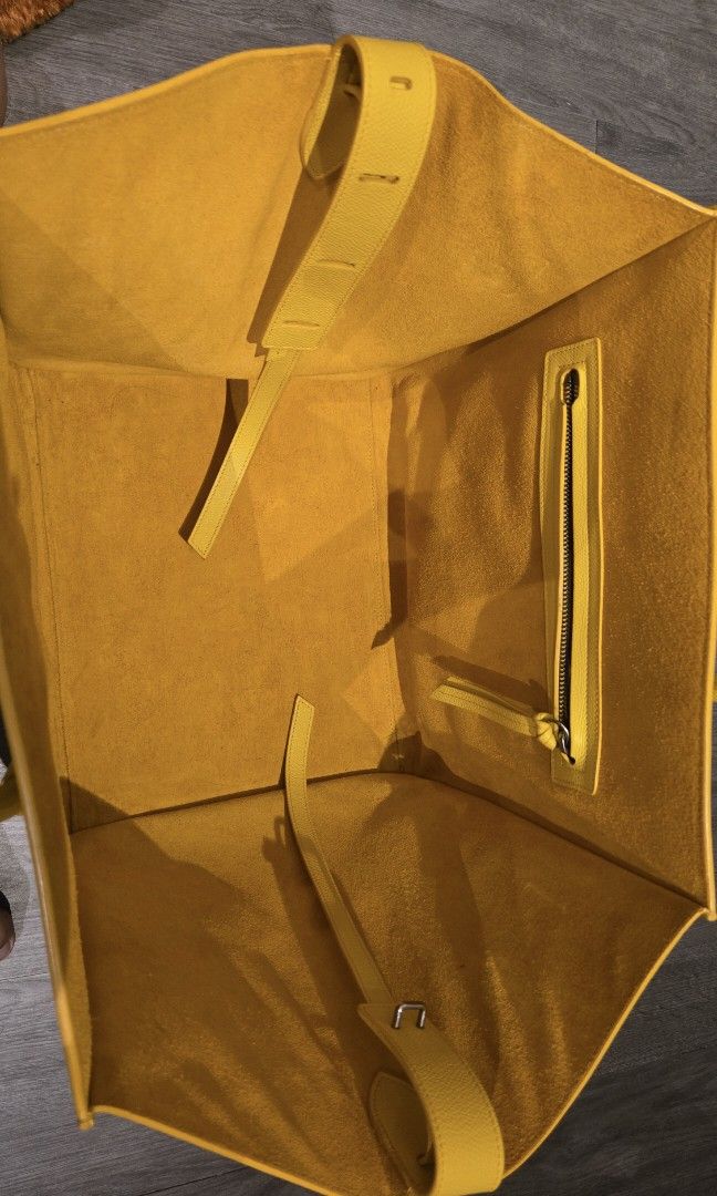 CELINE Phantom (Category: Luxury Bags & Wallets) located in Meycauayan. Submitted by tuschy (Listing ID 1465677349, Image 2). Description: selling ny celine phantom with cards and dustbag very good condition with light sign of use.