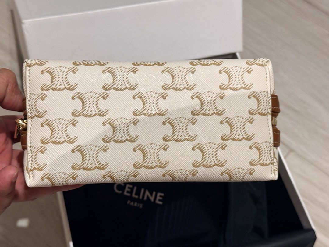 Celine Triomphe Canvas 牛皮小袋 （分類：手袋及銀包）位於 Hong Kong。 由 but9but9 提交（商品編號 1465699697，圖片 3）。簡介： Celine 經典Triomphe凱旋門花紋，白色帆布配啡色皮邊。金鏈條設計，拉鍊開合，入面容量都夠裝日常小物。 尺寸：約長 16cm × 高 11cm × 寬 8cm（或依款式微調，如小號化妝包規格）。 只使用一次，全新一樣 有盒有塵袋原裝金鍊 石門上環交收優先。