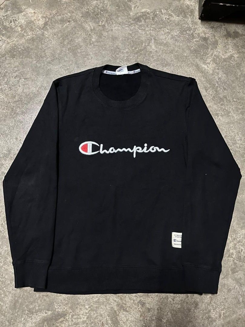 Champion Crewneck (Category: Activewear) located in Ajuy. Submitted by wizerabbit420 (Listing ID 1465595024, Image 2). Description: Champion Crewneck Medium On tag 20/21x27 NEED WASH NO FADE / NO ISSUE BLACK NA BLACK 10/10 CONDITION 📥.