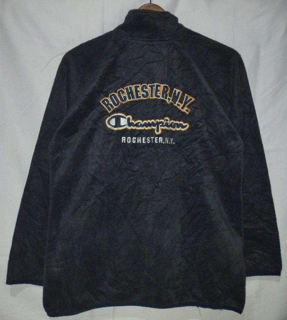 Champion quarter zip fleece pullover jacket (Category: Coats, Jackets and Outerwear) located in Manila. Submitted by livecloud.68f180 (Listing ID 1465757511, Image 2). Description: Length 26 Width 21.