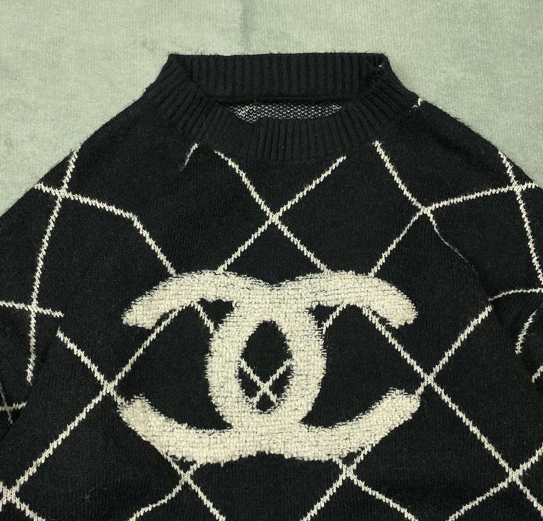 chanel knitted sweater (Category: Coats, Jackets and Outerwear) located in Cavite. Submitted by nior1305 (Listing ID 1465611844, Image 2). Description: chanel knitted sweater Length: 25 width: 25 no issue condition: 10/10 mine: 800 .