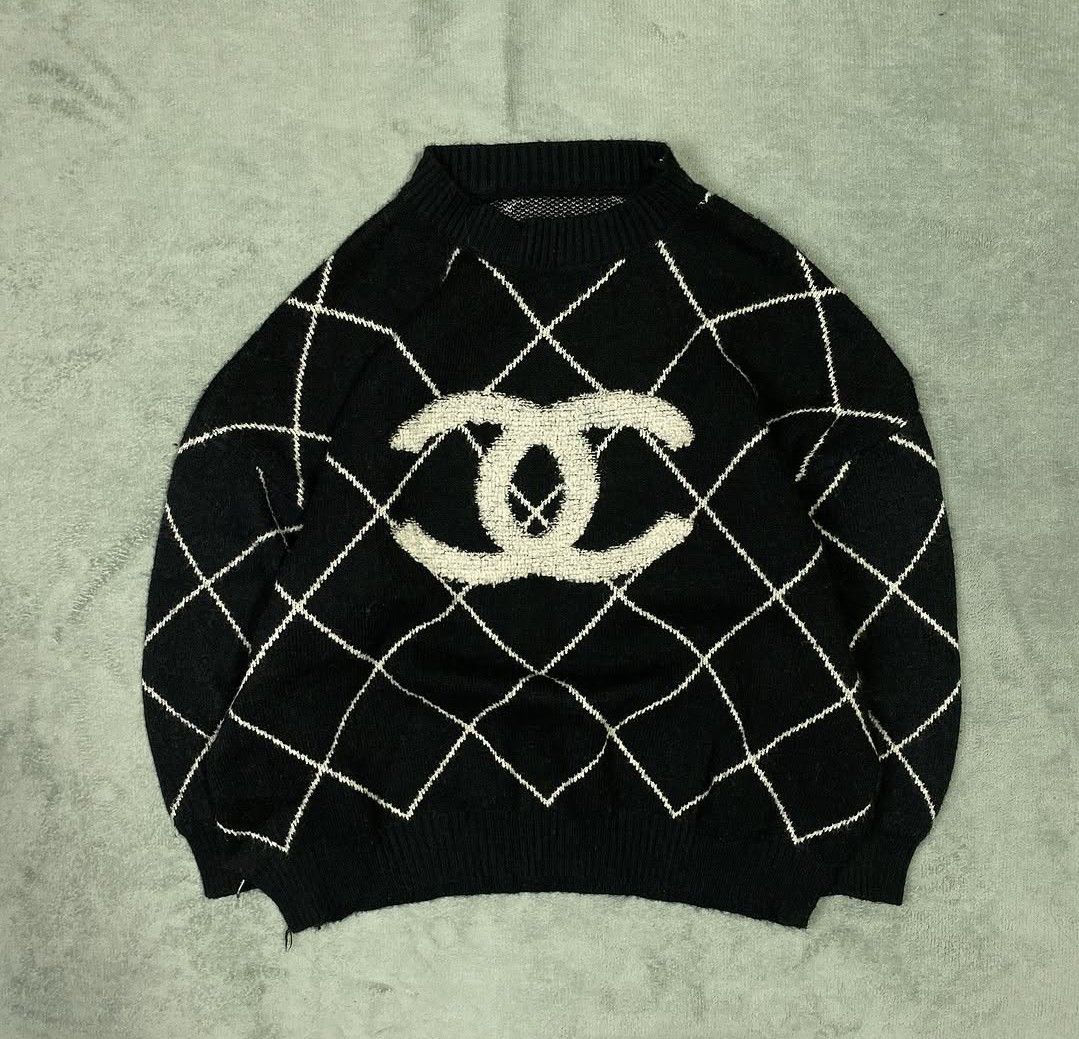 chanel knitted sweater (Category: Coats, Jackets and Outerwear) located in Cavite. Submitted by nior1305 (Listing ID 1465611844, Image 1). Description: chanel knitted sweater Length: 25 width: 25 no issue condition: 10/10 mine: 800 .