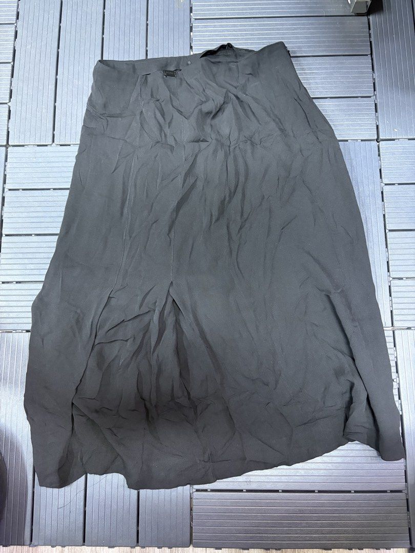 Chanel skirt (Category: Luxury Apparel) located in Baguio. Submitted by picksby_mik (Listing ID 1465700924, Image 1). Description: Like new condition May mga umangat lang na thread.