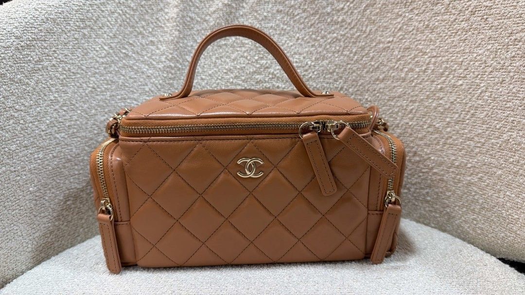 chanel small vanity pockets (Category: Luxury Bags & Wallets) located in Manila. Submitted by bhyngluxuryfindsph (Listing ID 1465753105, Image 1). Description: brand new 2025 collection full set with entrupy.