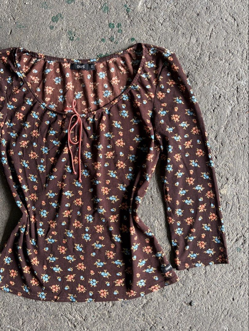 Chaps Brown Floral Long Sleeve Top (Category: Longsleeves) located in Quezon City. Submitted by ward.drobe (Listing ID 1465635662, Image 2). Description: Chaps top Size M-L strechy.