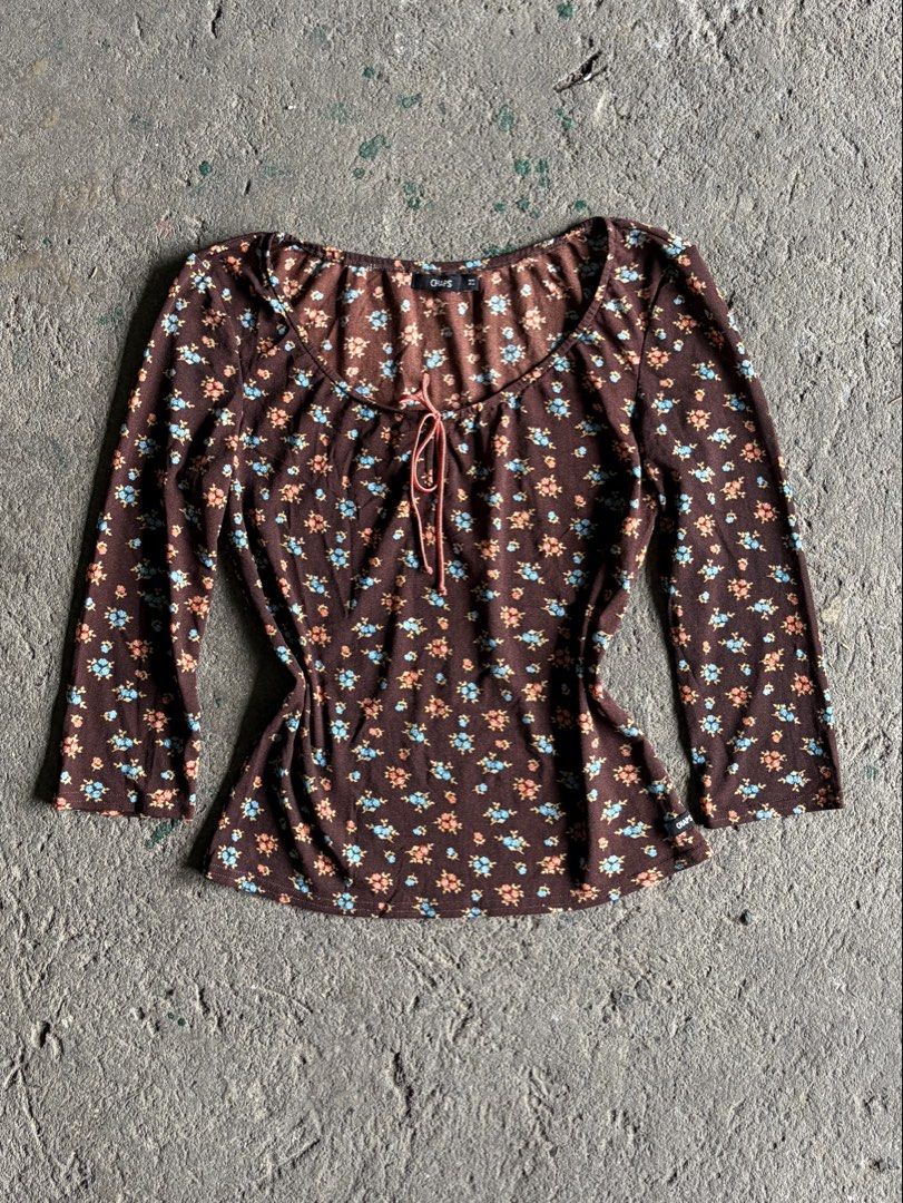 Chaps Brown Floral Long Sleeve Top (Category: Longsleeves) located in Quezon City. Submitted by ward.drobe (Listing ID 1465635662, Image 1). Description: Chaps top Size M-L strechy.