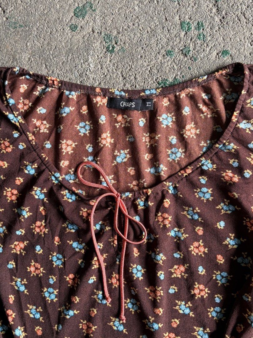 Chaps Brown Floral Long Sleeve Top (Category: Longsleeves) located in Quezon City. Submitted by ward.drobe (Listing ID 1465635662, Image 3). Description: Chaps top Size M-L strechy.