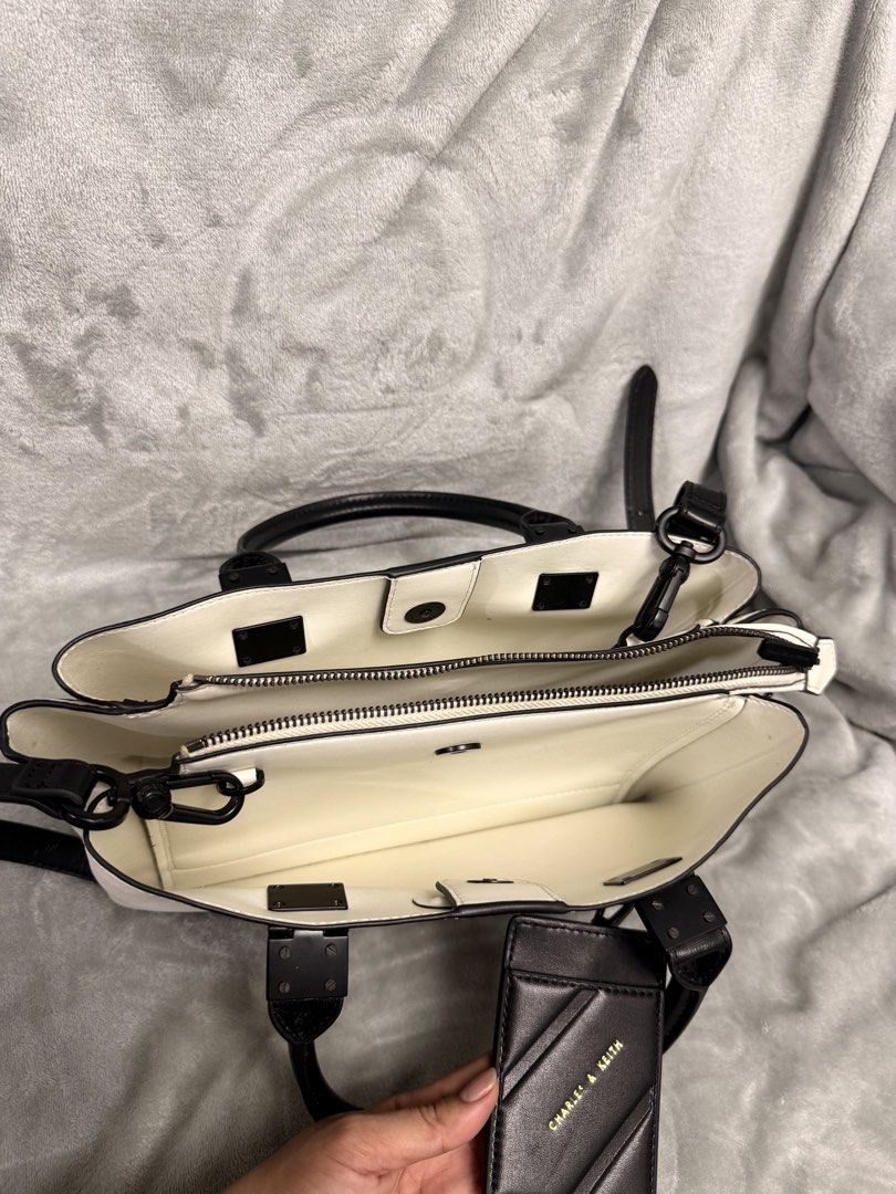 Charles & keith (Category: Shoulder Bags) located in San Isidro. Submitted by aylioooo (Listing ID 1465611721, Image 1). Description: .