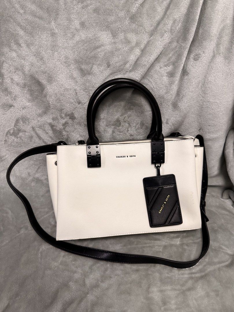 Charles & keith (Category: Shoulder Bags) located in San Isidro. Submitted by aylioooo (Listing ID 1465611721, Image 2). Description: .