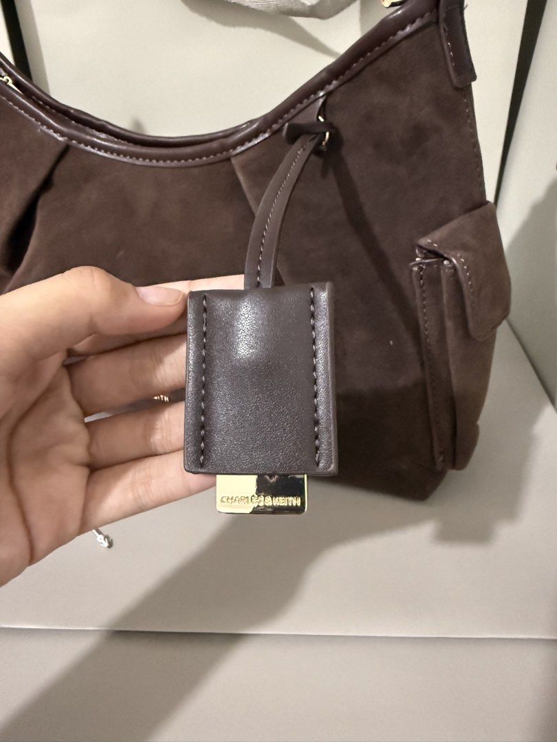 Charles&keith khai side pocket bag (Category: Shoulder Bags) located in Cavite. Submitted by miksycrls (Listing ID 1465597304, Image 2). Description: 📌REMINDER PLS READ BELOW ⬇️ ✨INCLUSION✨ 🔗TAG&DUSTBAG 🔗WHAT YOU SEE IS WHAT YOU GET 🔗manage your expectations items are MPO | Mall Pull Out 📩 TO ORDER / ASK DETAILS: Send me a private message! +60paperbag 💸:GCASHH/GOTYMEE 📍:IMUSCAVITE 🚚:SCO|SPX EXPRESS SF ONLY📦 OTHER COURIER:🛵LALAMOVE SAME 