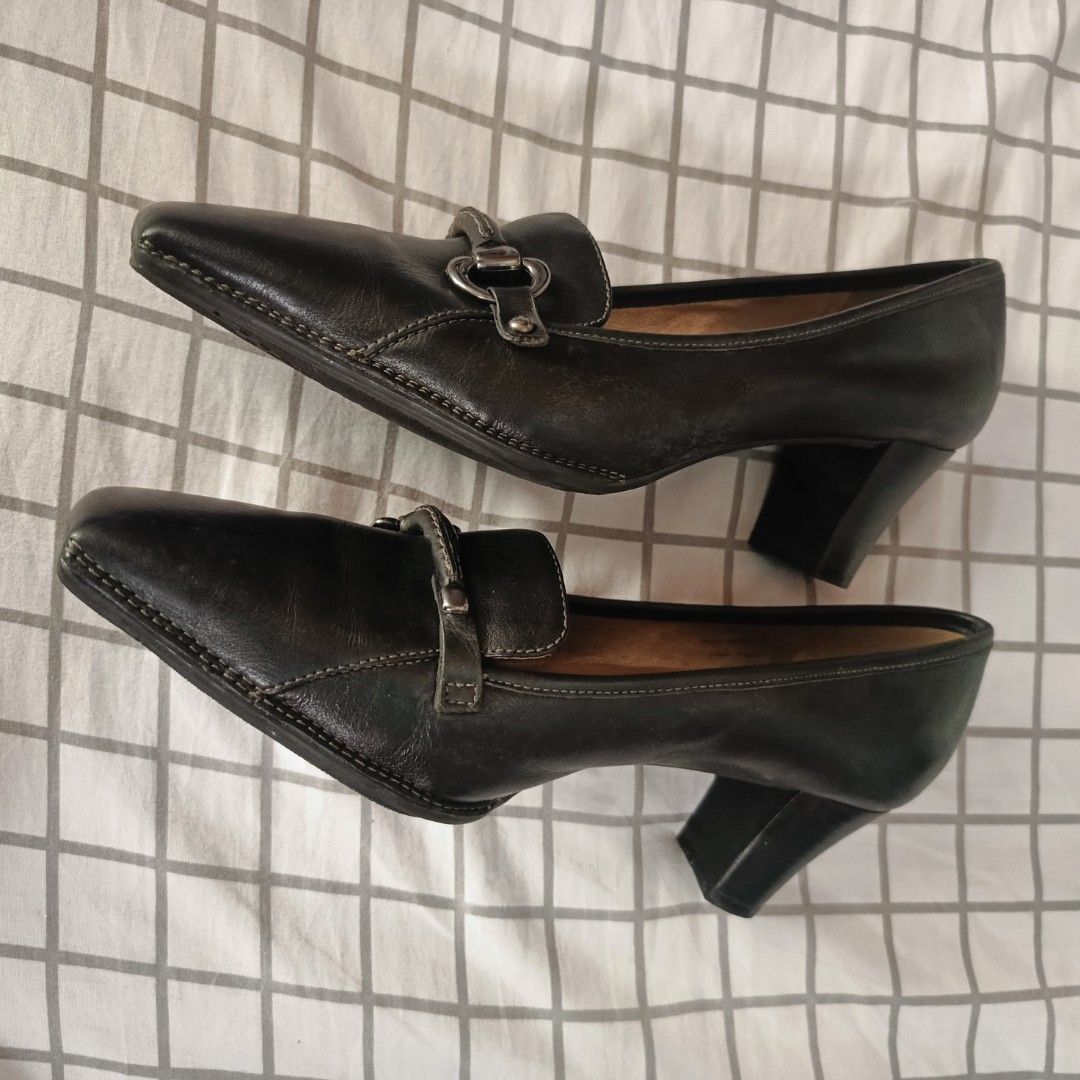 CLARKS BLACK SHOES WITH HEELS size 39 (Category: Flats & Sandals) located in Quezon City. Submitted by ahyazheabea (Listing ID 1465678837, Image 2). Description: .