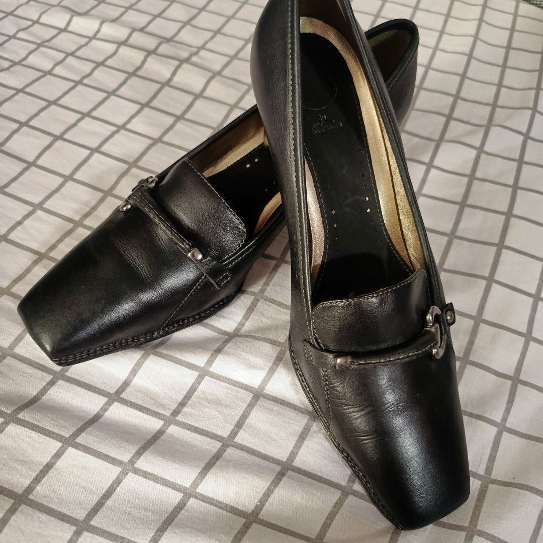 CLARKS BLACK SHOES WITH HEELS size 39 (Category: Flats & Sandals) located in Quezon City. Submitted by ahyazheabea (Listing ID 1465678837, Image 3). Description: .