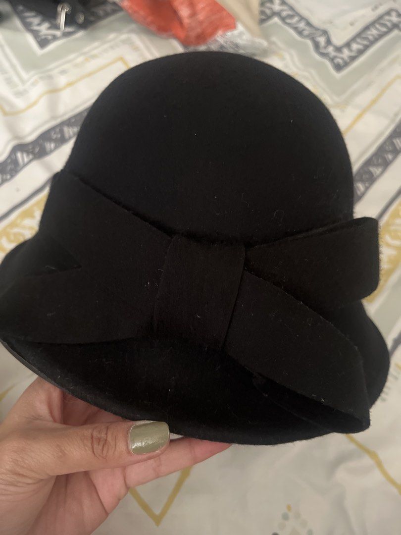 Classic Black Cloche Hat with Bow (Category: Hats & Beanies) located in Pasig City. Submitted by jnzmrq1003 (Listing ID 1465600671, Image 2). Description: - Color: Black - Material: Soft wool texture - Design: Rounded crown with a big side bow for a vintage vibe - Season: Ideal for autumn and winter - Fit: Standard fit that covers the head nicely.