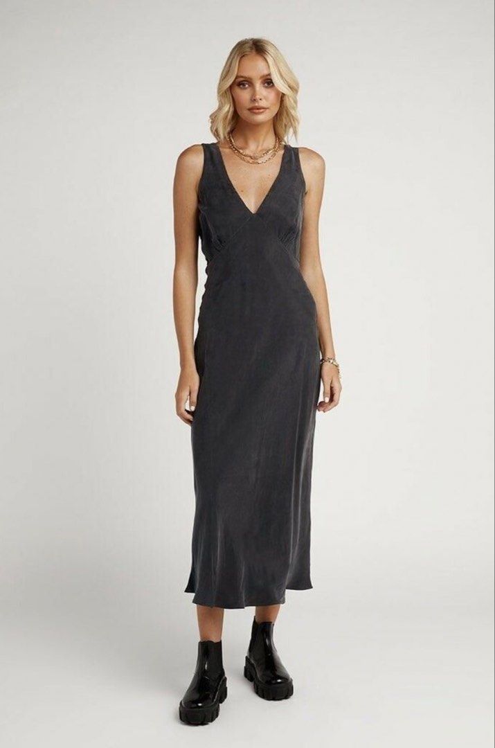 Classic Black VNeck Dress (Category: Dresses) located in Taguig. Submitted by house_of_petite (Listing ID 1465693989, Image 1). Description: Never worn. Just washed Same sa suot ni ms toni but more in a conservative side because walang slit. ❤️.