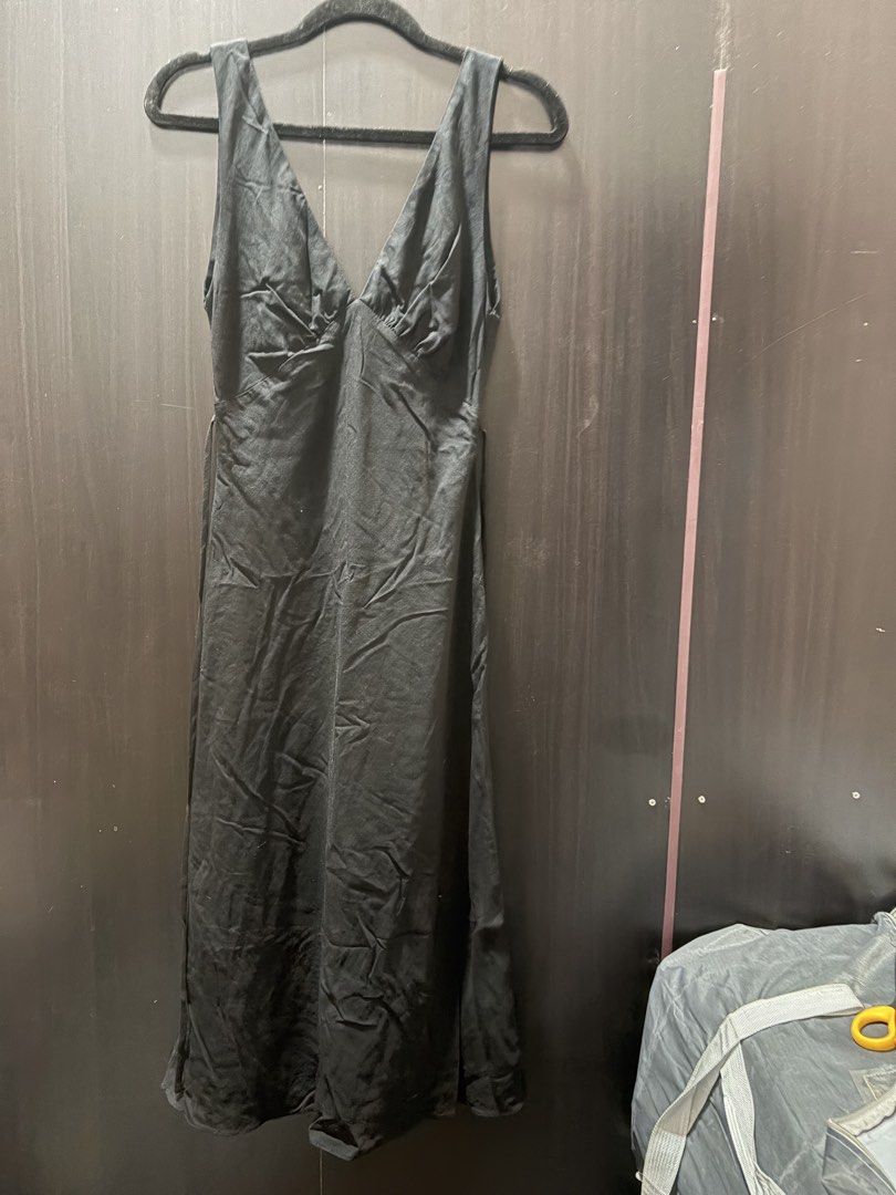Classic Black VNeck Dress (Category: Dresses) located in Taguig. Submitted by house_of_petite (Listing ID 1465693989, Image 2). Description: Never worn. Just washed Same sa suot ni ms toni but more in a conservative side because walang slit. ❤️.