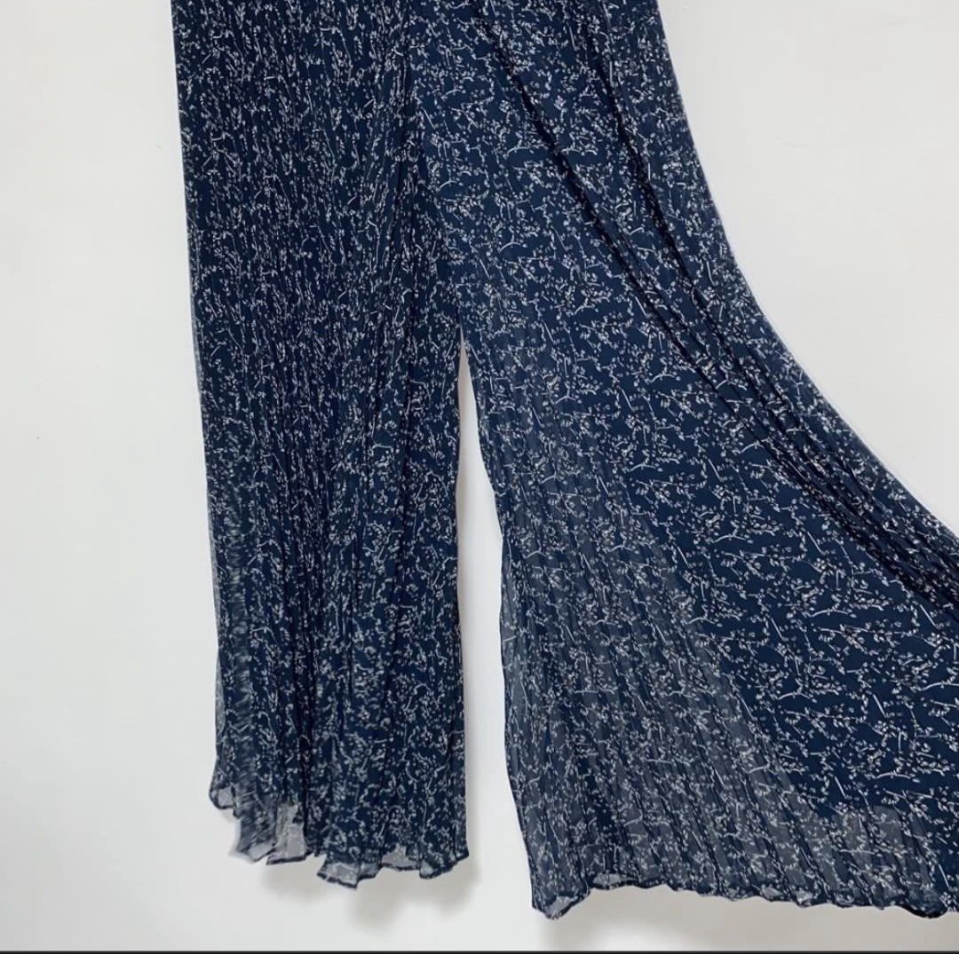 Club Monaco Flowy Soft Pants (Category: Other Bottoms) located in Makati City. Submitted by declutterx (Listing ID 1465701910, Image 3). Description: Classy soft flowy pants 💚 Best fit size 26 RFS: Decluttering.