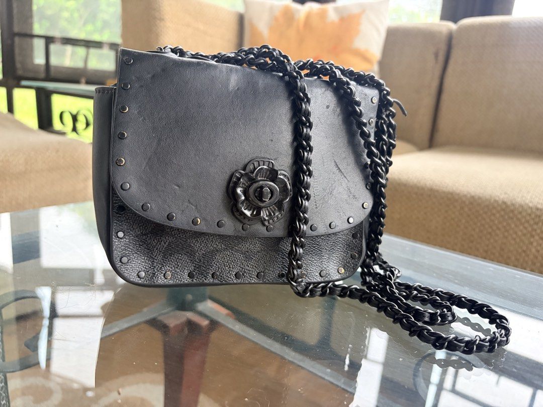 Coach black madison mini (Category: Cross-body Bags) located in San Pascual. Submitted by s3resale (Listing ID 1465666990, Image 1). Description: Pressmark see photos Body 💯flawless.
