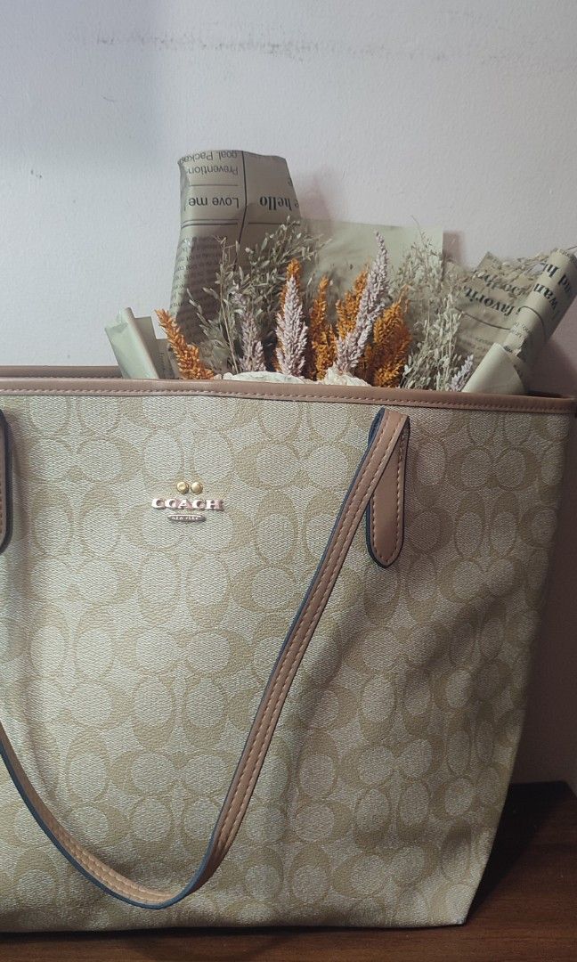 Coach City Tote (Category: Tote Bags) located in Pasig City. Submitted by xcess_baggage (Listing ID 1465638242, Image 3). Description: .