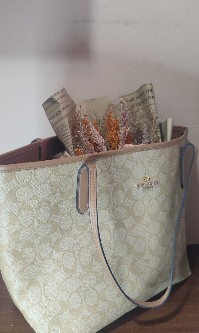 Coach City Tote (Category: Tote Bags) located in Pasig City. Submitted by xcess_baggage (Listing ID 1465638242, Image 2). Description: .