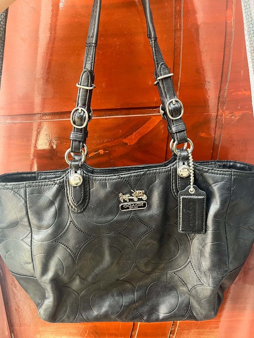 Coach embossed black leather tote (Category: Shoulder Bags) located in Kabacan. Submitted by pnkycoachxx (Listing ID 1465609925, Image 1). Description: .