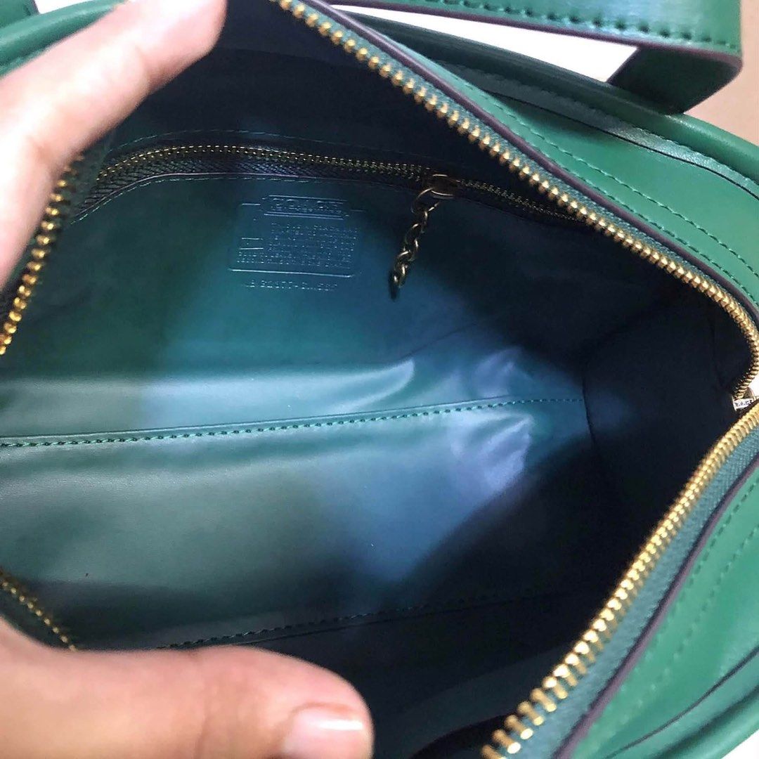COACH GREEN LEATHER SHOULDER BAG (Category: Community) located in Angeles City. Submitted by migs_font29 (Listing ID 1465657366, Image 3). Description: very nice.
