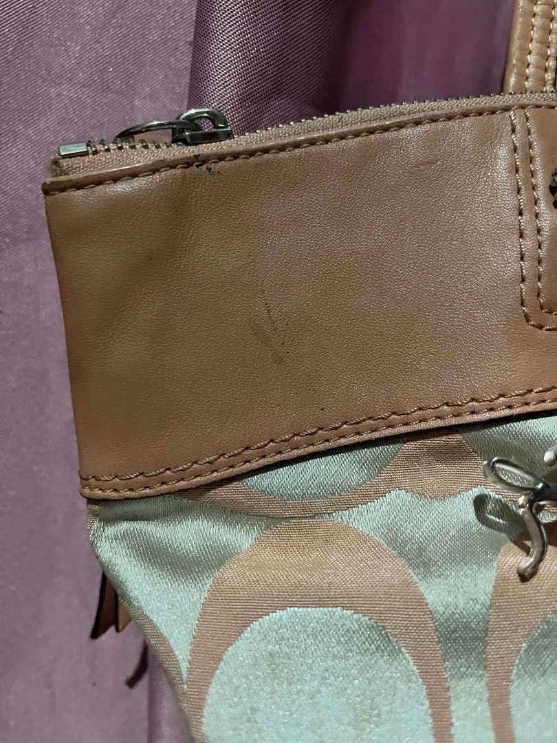 Coach Laura signature tote (Category: Shoulder Bags) located in Kabacan. Submitted by pnkycoachxx (Listing ID 1465610819, Image 3). Description: .