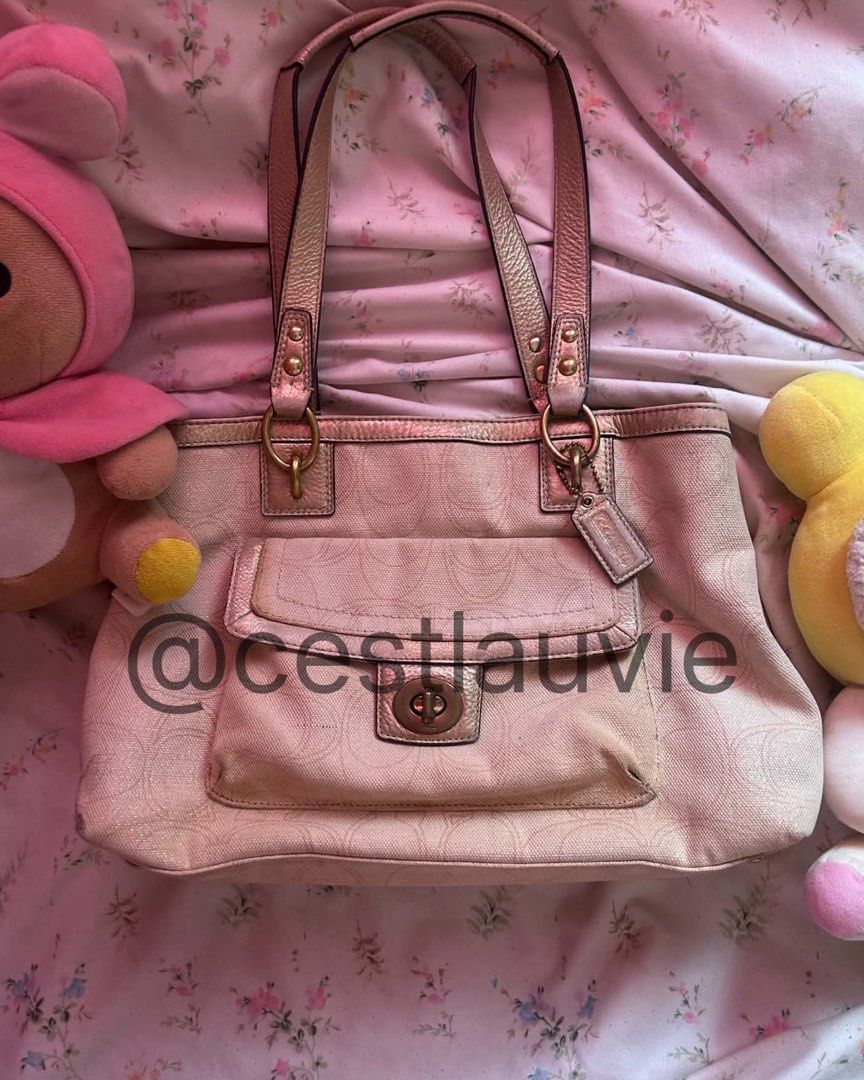 Coach Penelope (Category: Luxury Bags & Wallets) located in Plaridel. Submitted by cestlauvie (Listing ID 1465658414, Image 1). Description: - ₱3,200 - 7/10 condition - issue: signs of use (refer to attached pics) - needs wash - mop: gcash, gotyme, maribank - mod: jnt, lbc, lalamove 📍 bulacan.