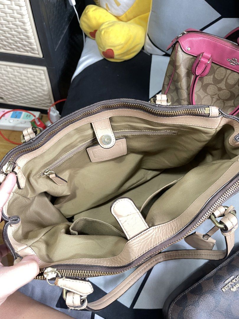 Coach Peyton Signature Tote Bag Brown (Category: Luxury Bags & Wallets) located in Manila. Submitted by faepnch22 (Listing ID 1464170367, Image 2). Description: 💕FS PRELOVED COACH ✅ AUTHENTIC ⚠️ NO ISSUE 📩PM IF INTERESTED.