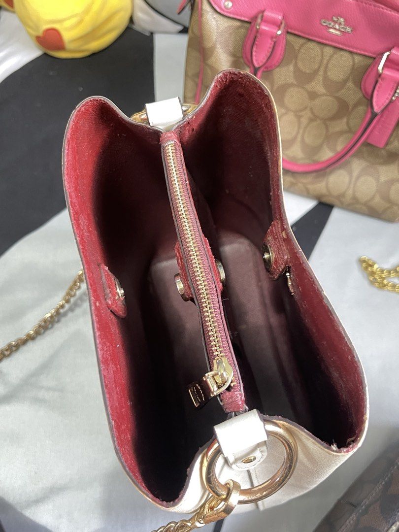 Coach Signature Bucket Bag (Category: Luxury Bags & Wallets) located in Manila. Submitted by faepnch22 (Listing ID 1460937588, Image 3). Description: 💕FS PRELOVED COACH 📽️ PROJECT BAG ✅ AUTHENTIC 🏷️ NO HANGTAG ⚠️ ISSUE- Mismatched interior repaint, replaced strap 📩PM IF INTERESTED .