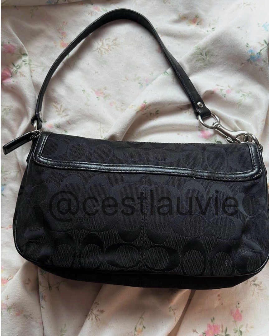 Coach Signature Flap (Category: Luxury Bags & Wallets) located in Plaridel. Submitted by cestlauvie (Listing ID 1465660183, Image 2). Description: - ₱5,000 - 9/10 condition - no issue, normal signs of - mop: gcash, gotyme, maribank - mod: jnt, lbc, lalamove 📍 bulacan.