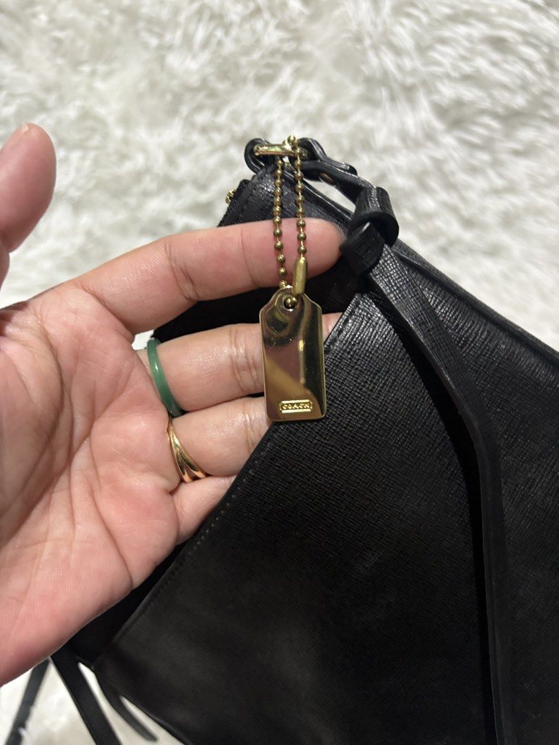 Coach slim swingpack (Category: Cross-body Bags) located in Baguio. Submitted by rheaanne07 (Listing ID 1465680552, Image 3). Description: Classic coach slim swingpack Original .