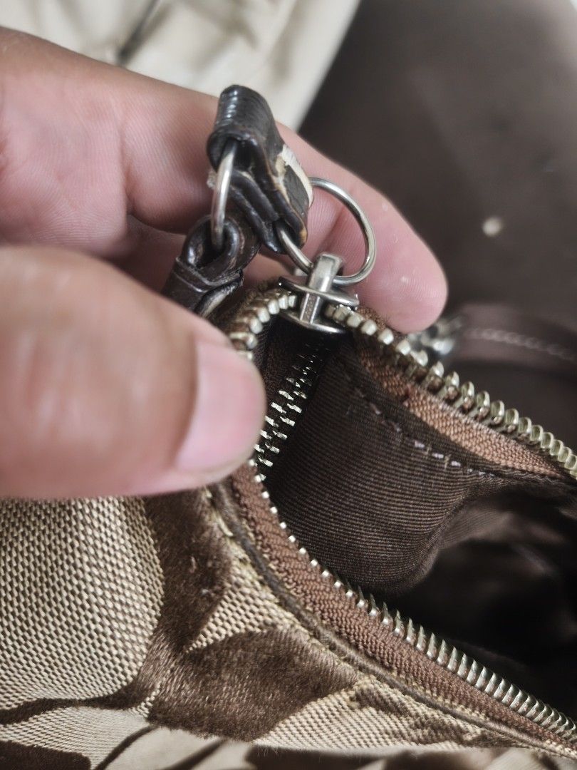 Coach sling bag (Category: Cross-body Bags) located in Davao. Submitted by senior.pink_07 (Listing ID 1465716682, Image 3). Description: .