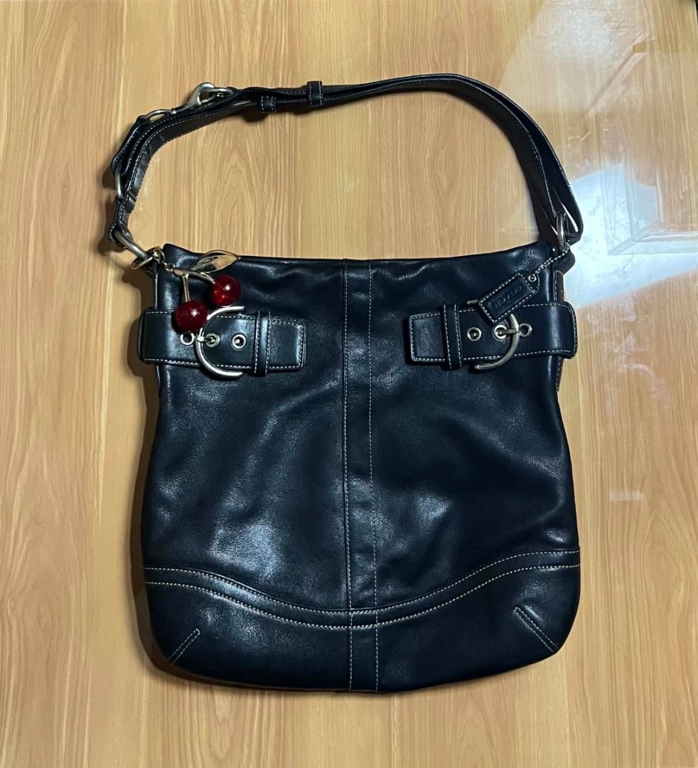 Coach Soho black leather shoulder bag (Category: Shoulder Bags) located in Manila. Submitted by senggggg. (Listing ID 1465636824, Image 1). Description: good condition working zip minimal sign of use no cracks.