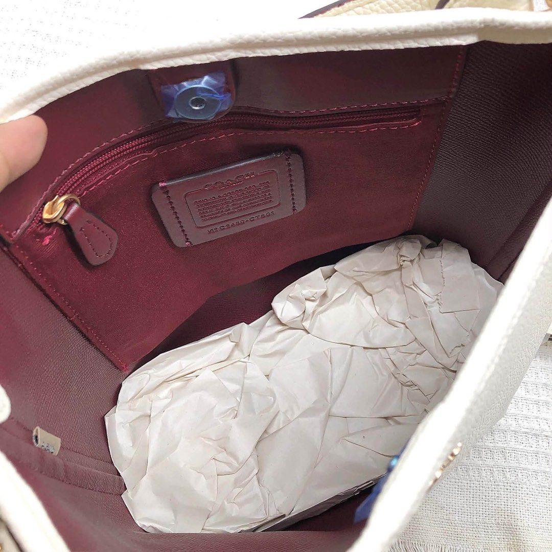 COACH TWO WAY BAG (Category: Everything Else Others) located in Angeles City. Submitted by migs_font29 (Listing ID 1465657048, Image 3). Description: .
