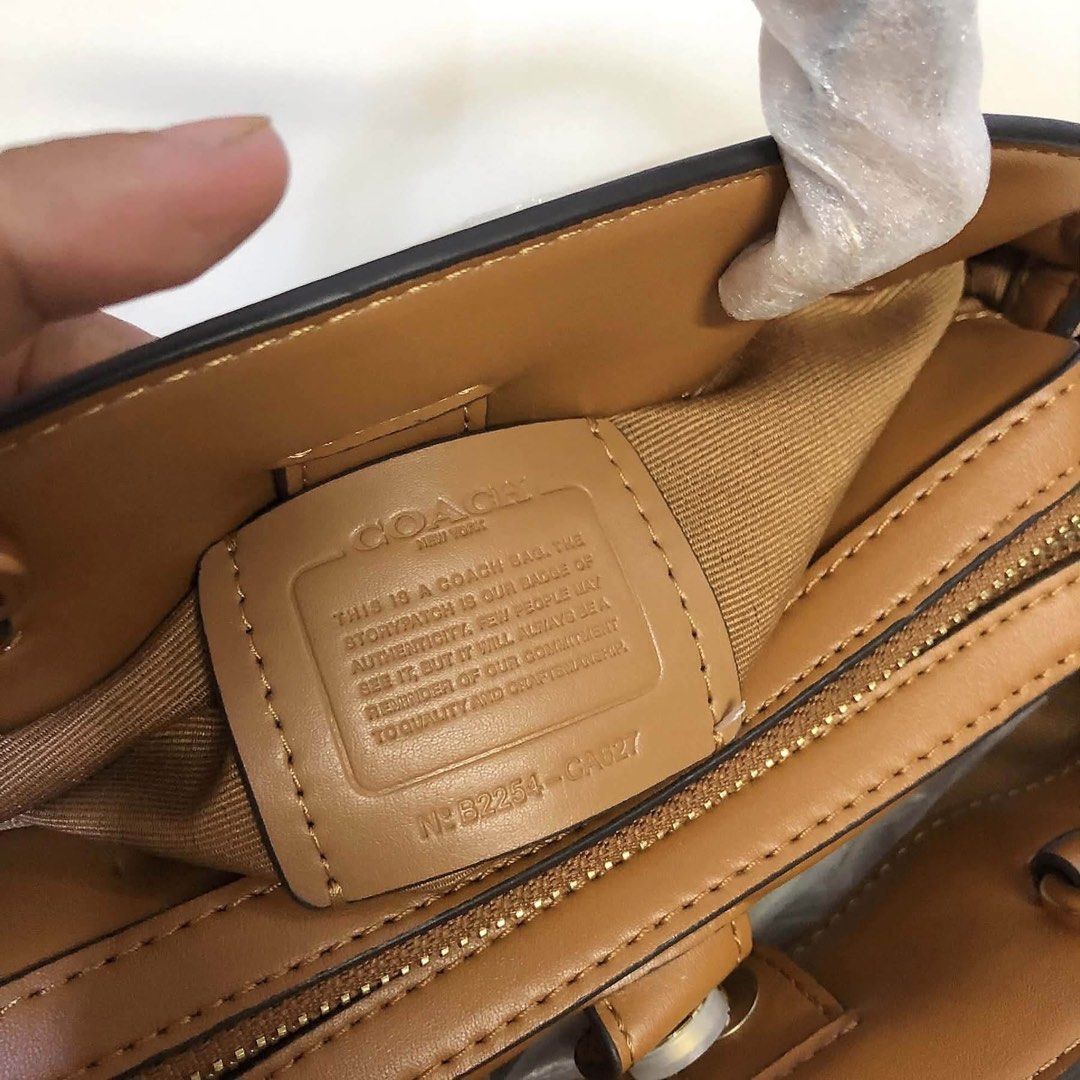 COACH TWO WAY SOPHISTICATED BAG (Category: Community) located in Angeles City. Submitted by migs_font29 (Listing ID 1465657572, Image 3). Description: .