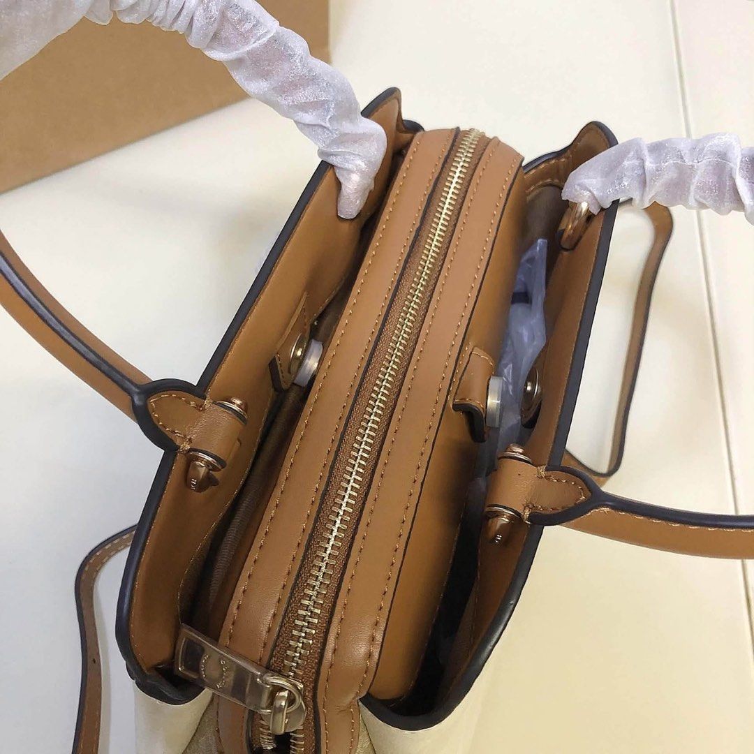 COACH TWO WAY SOPHISTICATED BAG (Category: Community) located in Angeles City. Submitted by migs_font29 (Listing ID 1465657572, Image 2). Description: .