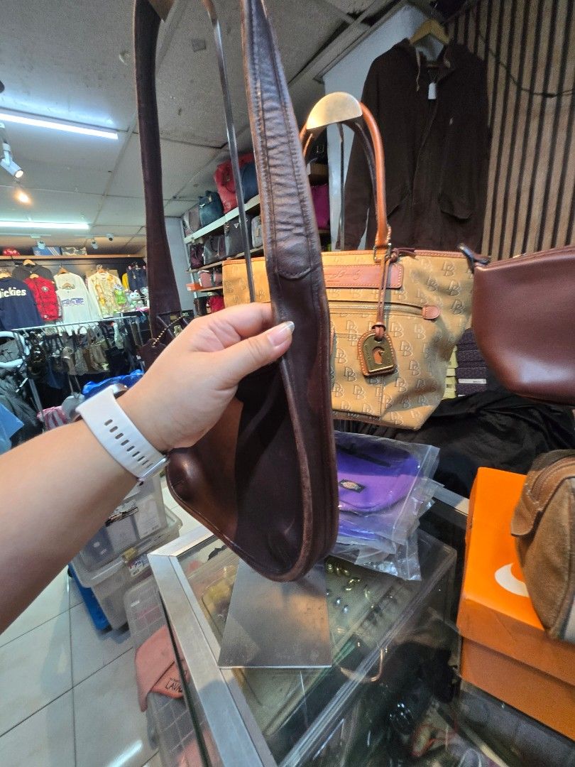 Coach vintage (Category: Shoulder Bags) located in Quezon City. Submitted by bags4ever (Listing ID 1465623440, Image 2). Description: vintage coach.