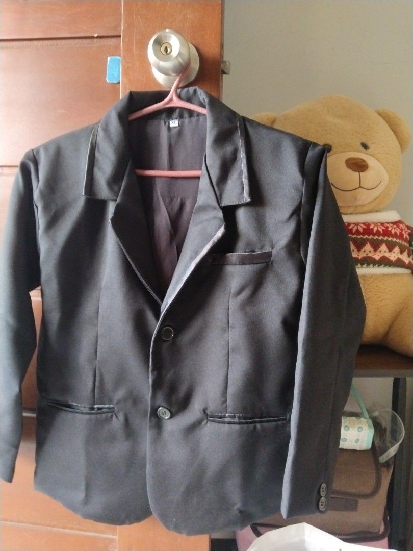 Coat for kids 8-10yrs old (Category: Coats, Jackets and Outerwear) located in Santa Maria. Submitted by fhinx (Listing ID 1465587458, Image 1). Description: - Color: Black - Size: XL (tagged on collar) - Fit: Standard tailored fit - Closure: Two front buttons, plus small buttons on sleeve cuffs - Details: Structured lapels and functional front pockets - Style: Perfect for formal events or smart-casual looks - Condition: Excellent / Ready to ship!