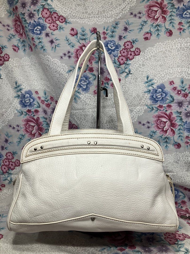 COCCINELLE WHITE PEBBLED LEATHER SHOULDER BAG (Category: Shoulder Bags) located in General Mariano Alvarez. Submitted by adonid (Listing ID 1465668998, Image 2). Description: COCCINELLE WHITE PEBBLED LEATHER SHOULDER BAG GOOD CONDITION NORMAL SIGN OF USAGE ONLY ISSUE NASA PICTURE NA.