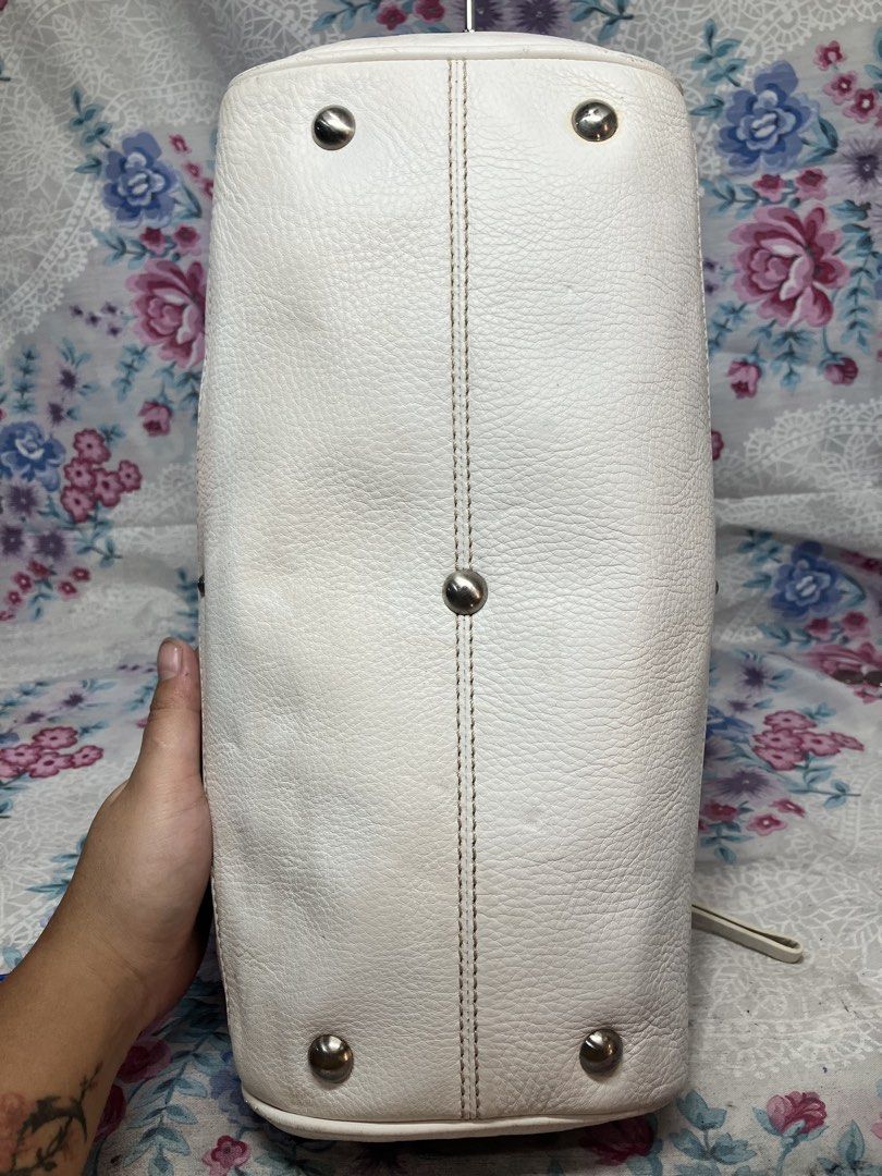 COCCINELLE WHITE PEBBLED LEATHER SHOULDER BAG (Category: Shoulder Bags) located in General Mariano Alvarez. Submitted by adonid (Listing ID 1465668998, Image 3). Description: COCCINELLE WHITE PEBBLED LEATHER SHOULDER BAG GOOD CONDITION NORMAL SIGN OF USAGE ONLY ISSUE NASA PICTURE NA.