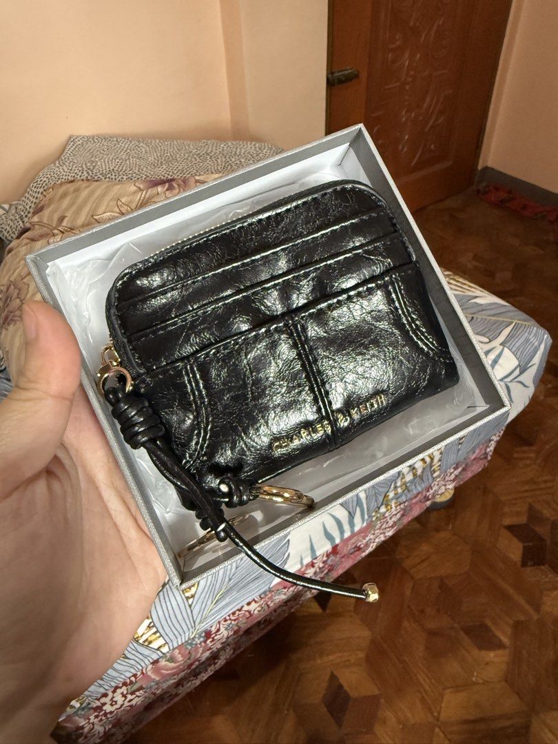 Coin purse (Category: Wallets & Card holders) located in Bulacan. Submitted by tine.hub (Listing ID 1465648219, Image 1). Description: Brandnew.