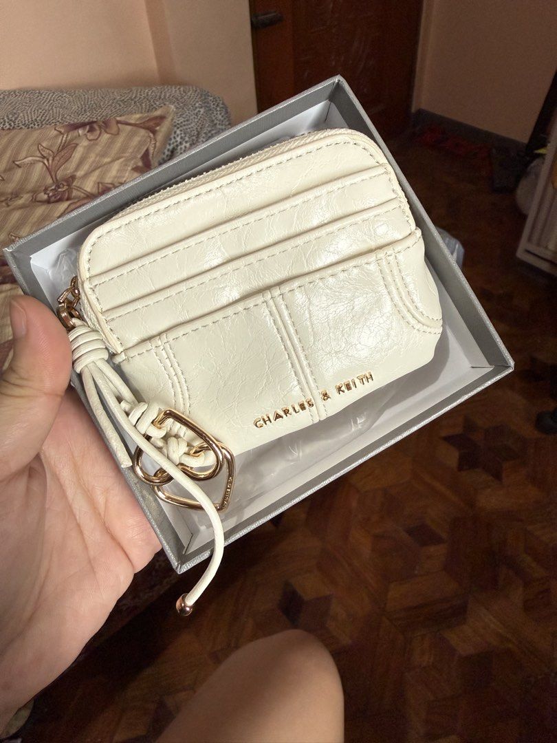 Coin purse (Category: Wallets & Card holders) located in Bulacan. Submitted by tine.hub (Listing ID 1465648344, Image 1). Description: Brandnew.