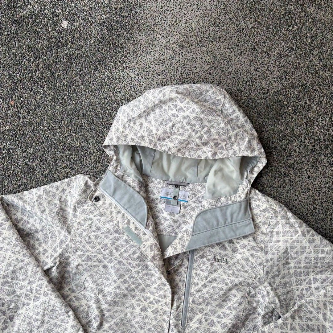 Columbia Geometric Print WindBreaker Jacket (Category: Coats, Jackets and Outerwear) located in Caloocan City. Submitted by rjlthrifts (Listing ID 1465701772, Image 2). Description: Columbia Geometric Print WindBreaker Jacket for wet, windy, and cool-weather outdoor activities, as well as everyday lifestyle wear. Excellent Condition Color rate 10/10 L on Tag 28 Length 22 Width No issue. Price. 2,980 Loc. South Caloocan Courier. J&T And Flash Expr