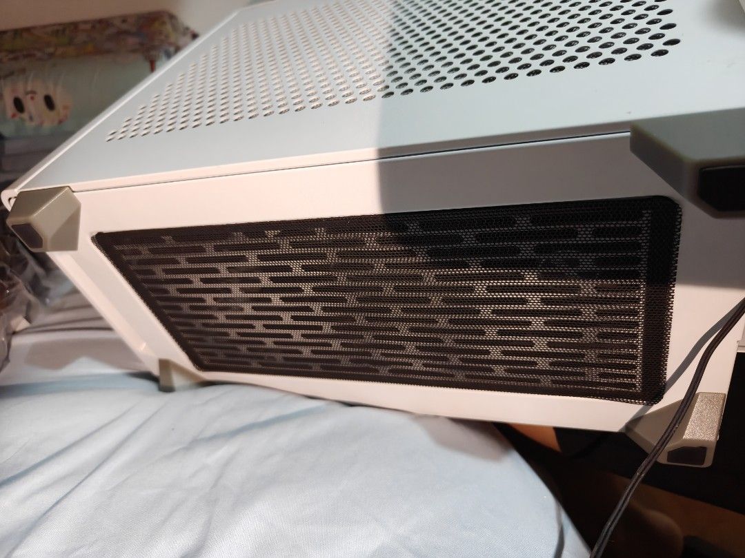 Cooler Master NR200P Mini ITX White PC Case (Category: Desktops) located in Singapore. Submitted by altonas (Listing ID 1465709187, Image 1). Description: - Brand: Cooler Master - Color: Clean white Mini ITX PC - specs : amd rx6600 xt i7 8700k Gigabyte z390i aorus 16gb ddr4 ram (8gb x 2) WD 512tb nvme SSD Inwin sfx 700W 80+ - Condition: one blade chip but no performance affected.