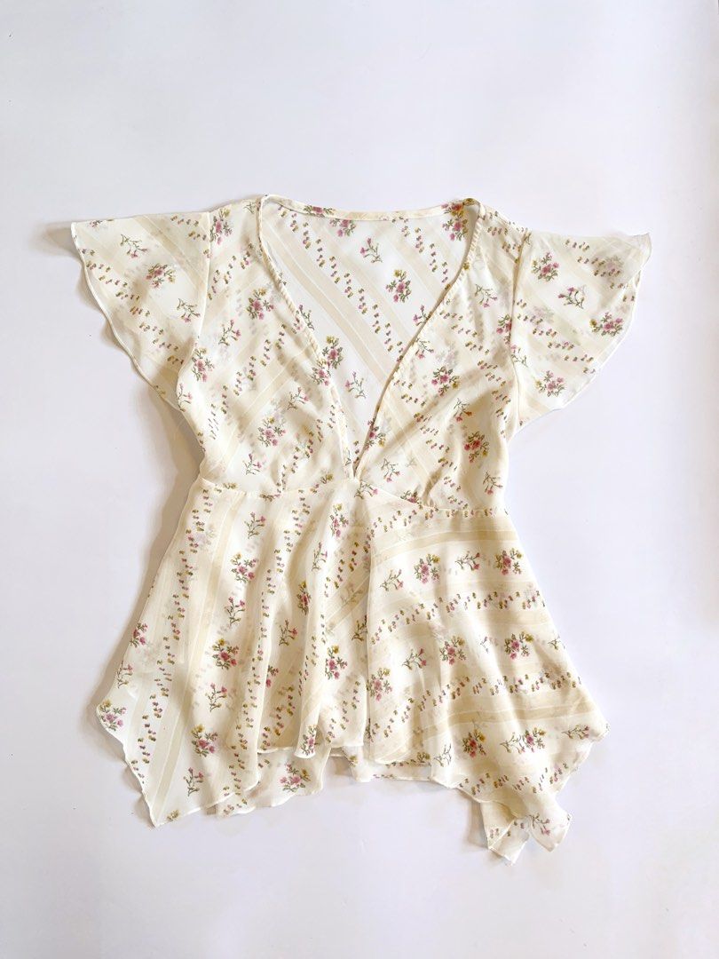 Coquette Cream Ditsy Floral Top (Category: Others Tops) located in Lianga. Submitted by preyala (Listing ID 1465669576, Image 1). Description: Coquette Cream Ditsy Floral Top Size: S-m Bust: 31-33 Length: 26 Mine 429 Grab 459 Grabbing ends at 10:00 PM (today).