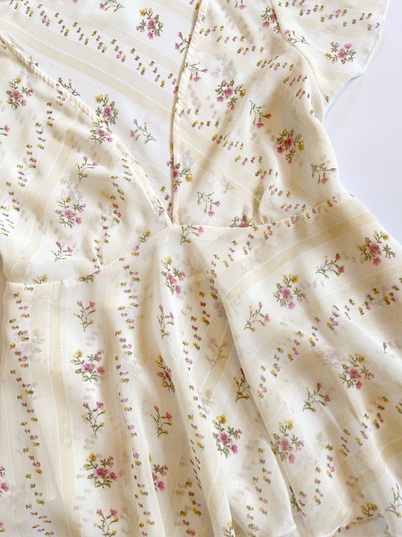 Coquette Cream Ditsy Floral Top (Category: Others Tops) located in Lianga. Submitted by preyala (Listing ID 1465669576, Image 3). Description: Coquette Cream Ditsy Floral Top Size: S-m Bust: 31-33 Length: 26 Mine 429 Grab 459 Grabbing ends at 10:00 PM (today).