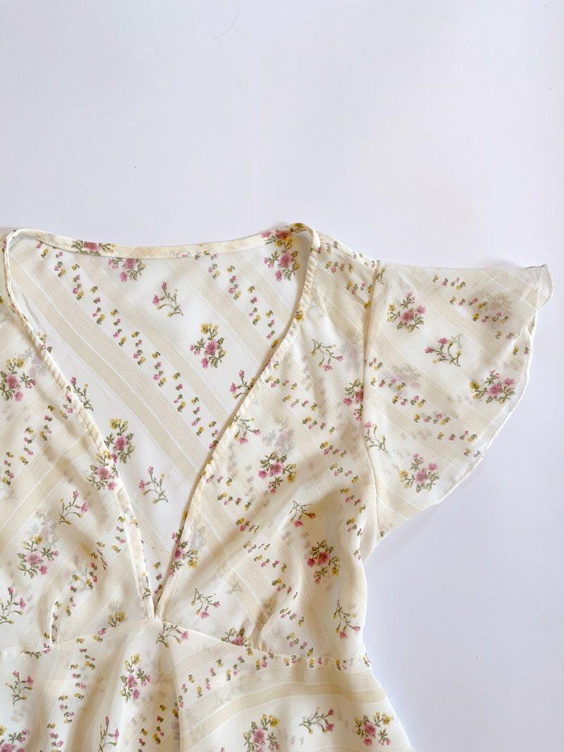 Coquette Cream Ditsy Floral Top (Category: Others Tops) located in Lianga. Submitted by preyala (Listing ID 1465669576, Image 2). Description: Coquette Cream Ditsy Floral Top Size: S-m Bust: 31-33 Length: 26 Mine 429 Grab 459 Grabbing ends at 10:00 PM (today).