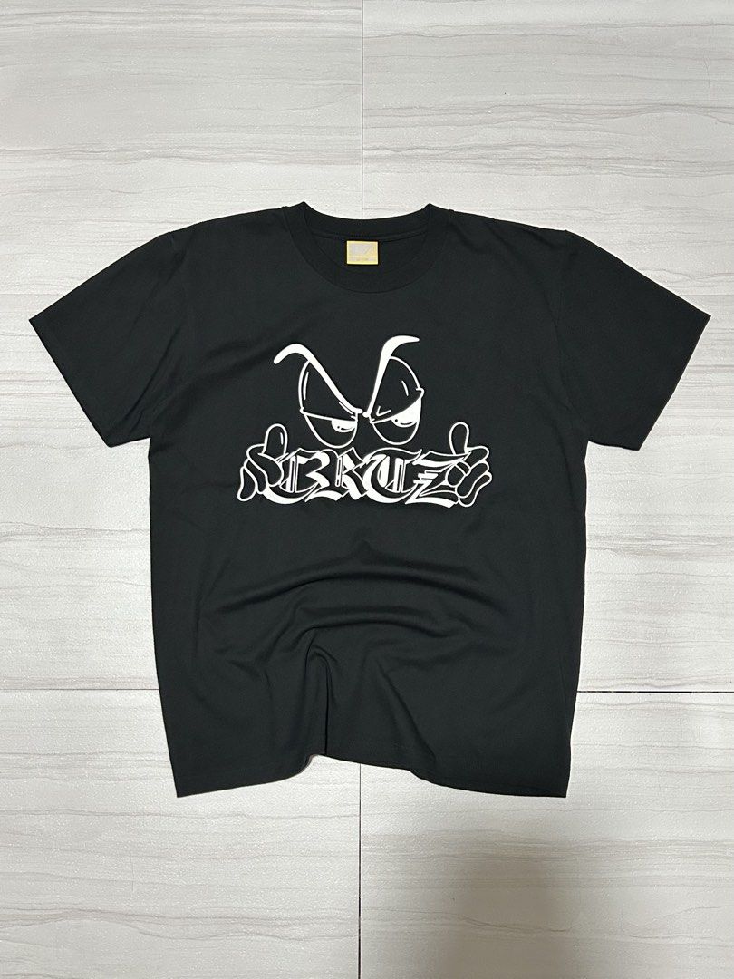 Corteiz Side Eye Tee (Category: Tshirts & Polo Shirts ) located in Manila. Submitted by blessed.drei (Listing ID 1465713856, Image 1). Description: Brandnew with Ziplock Included Width : 21 Length 28 Size Large Authentic No Issues ₱700 + Shipping 📍 Deca Homes, Manila.